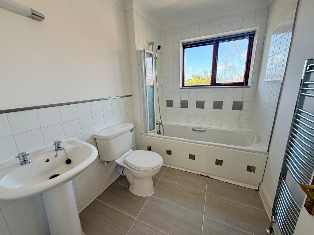 Lot: 141 - DETACHED FOUR-BEDROOM HOUSE - Bathroom with W.C.